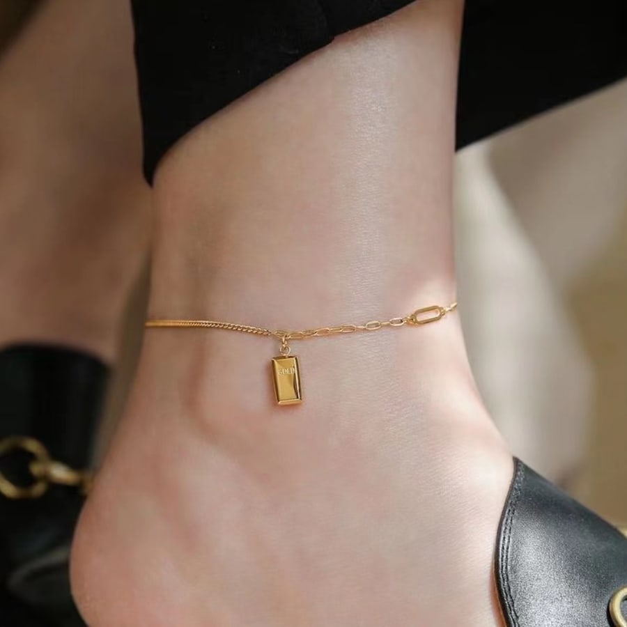 Złota anklet z prostokątną zawieszką