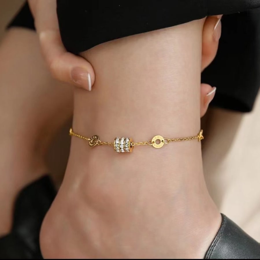Anklet z jasnym centralnym elementem